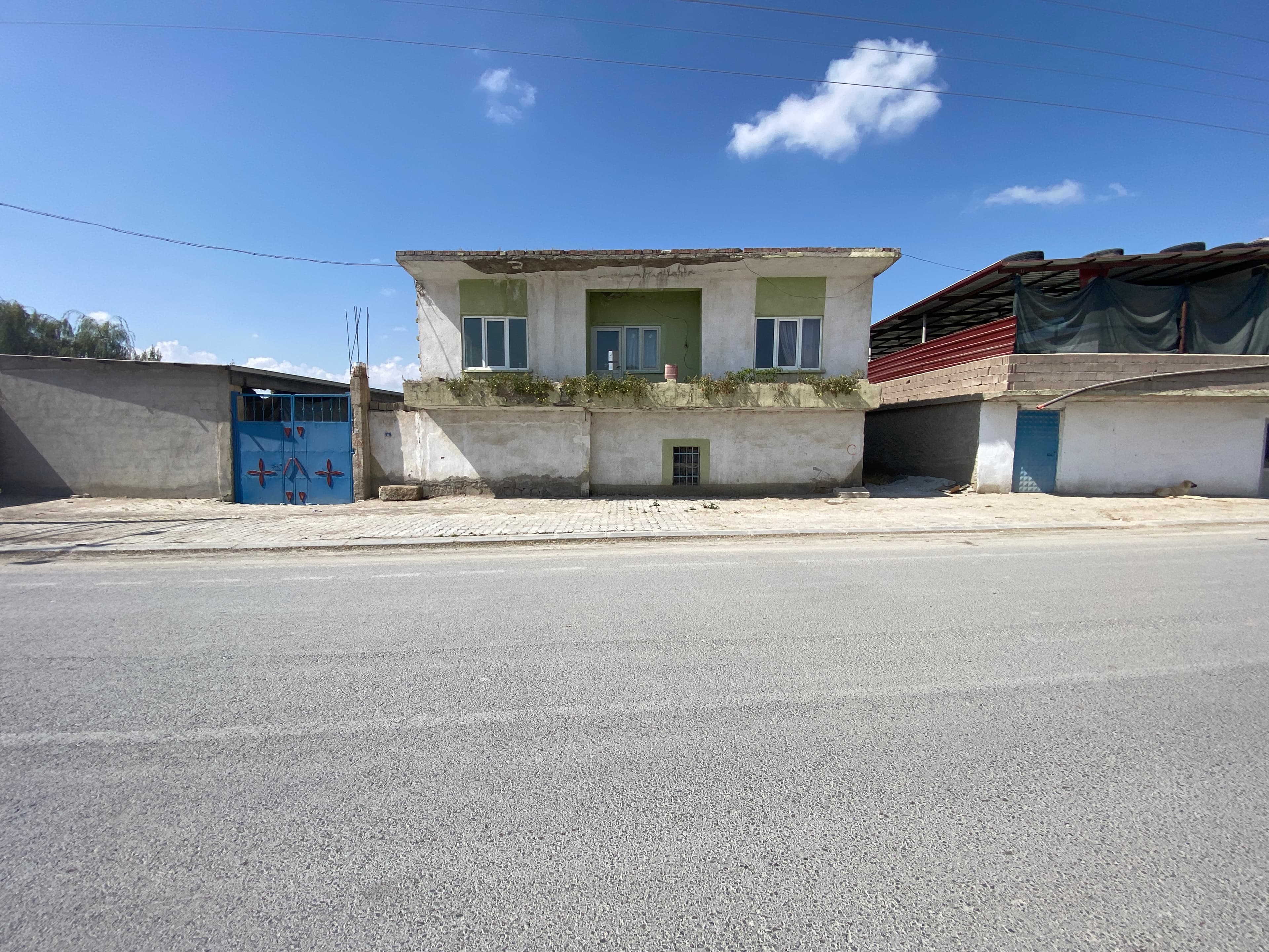 NİĞDE MERKEZ ALAY MAH.'DE SATILIK İMARLI ARSA VE KÖY EVİ (R-746)