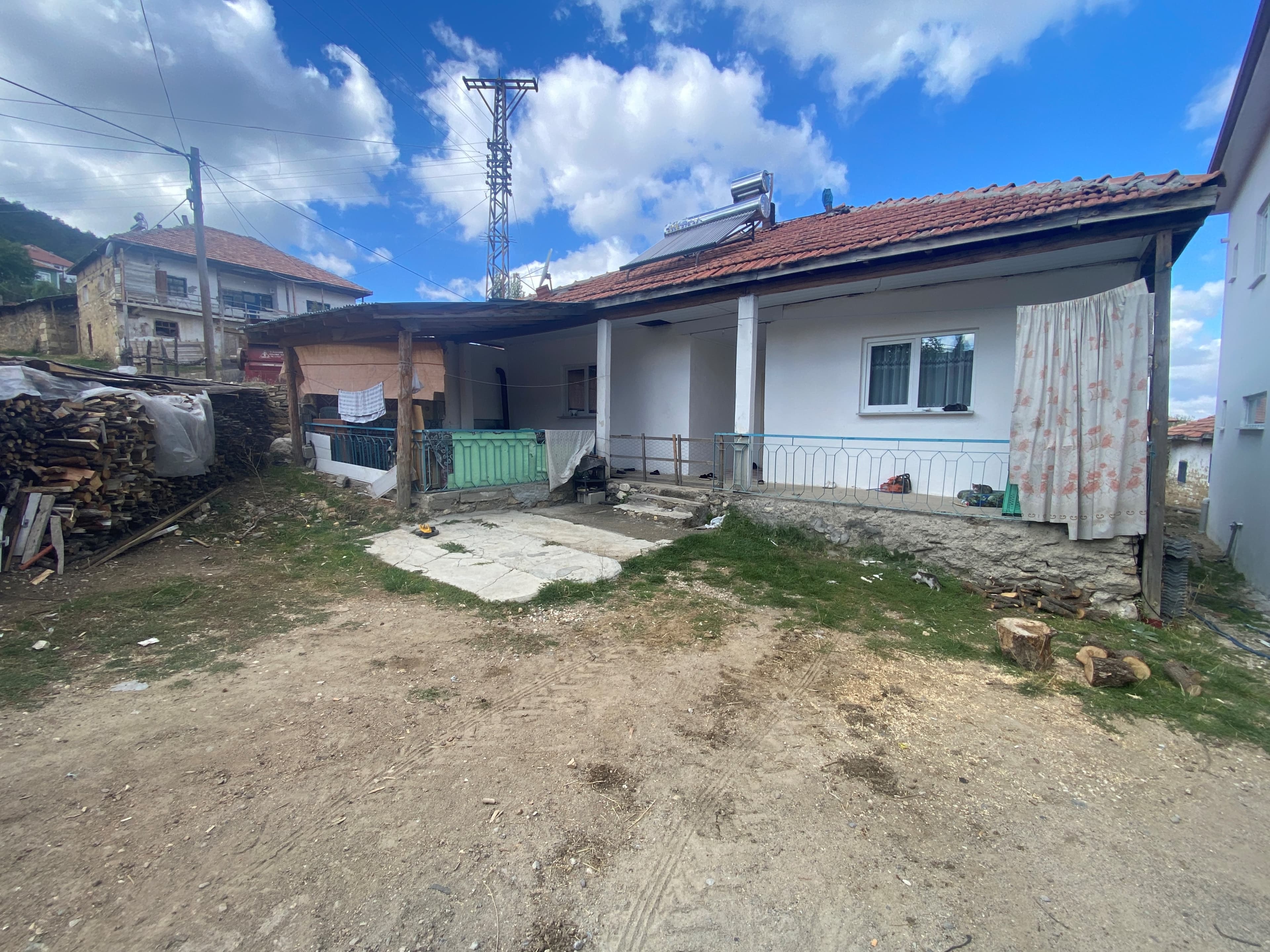 AKDAĞMADENİ ÜÇKARAAĞAÇ MAH.'DE SATILIK ARSA (R-828)